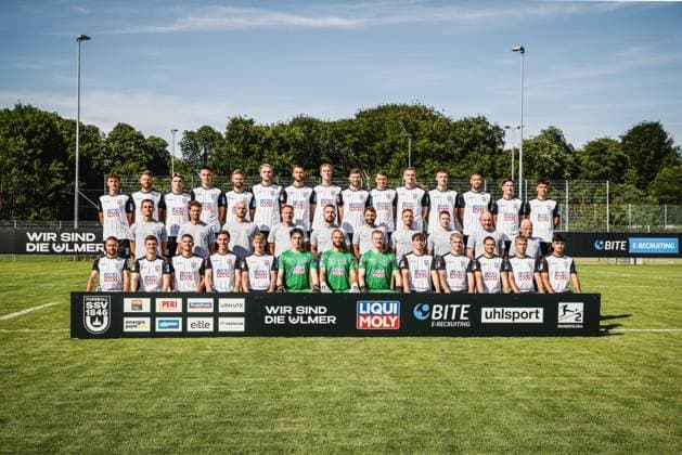 SSV Ulm 1846 Fußball; 2. Bundesliga, Porträttermin 2024 2025, Mannschaftsfoto hi. Reihe v.li.: Maurice Krattenmacher (30), Johannes Reichert (5), Niklas Kölle (17), Basitan Allgeier (7), Lucas Röser (9), Philipp Strompf (32), Felix Higl (33), Luka Hyr SSV Ulm 1846 Fußball; 2. Bundesliga, Porträttermin 2024 2025, Mannschaftsfoto hi. Reihe v.li.: Maurice Krattenmacher (30), Johannes Reichert (5), Niklas Kölle (17), Basitan Allgeier (7), Lucas Röser (9), Philipp Strompf (32), Felix Higl (33), Luka Hyryläinen (38), Philipp Maier (26), Lennart Stoll (18), Niklas Kolbe (27), Tom Gaal (4), Lamar Yarbrough (25), Jonathan Meier (19), Aaron Keller (16) - mi. Reihe v.li.: Thomas Wörle (Cheftrainer), Maximilian Knauer (Co-Trainer), Jonas Imkamp (Co-Trainer), Holger Betz (Torwart-Trainer), Christoph Zellner (Athletik-Trainer), Sebastian Schulz (Athletik-Trainer), Tim Gulde (Physio), Raimund Felber (Physio), Kevin Klein (Zeugwart), Emilio Tancredi (Betreuer) - vo. Reihe v.li.: Andreas Ludwig (10), Thomas Geyer (6), Romario Rösch (43), Max Brandt (23), Sascha Risch (28), Henry Höcker (U19 Torwart), Christian Ortag (39), Marvin Seybold (12), Lukas Ahrend (8), Niklas Castelle (44), Dennis Chessa (11), Julian Kudala (35), Laurin Ulrich (20) Ulm Trainingsplatz hinter dem Donaus Baden-Württemberg Deutschland