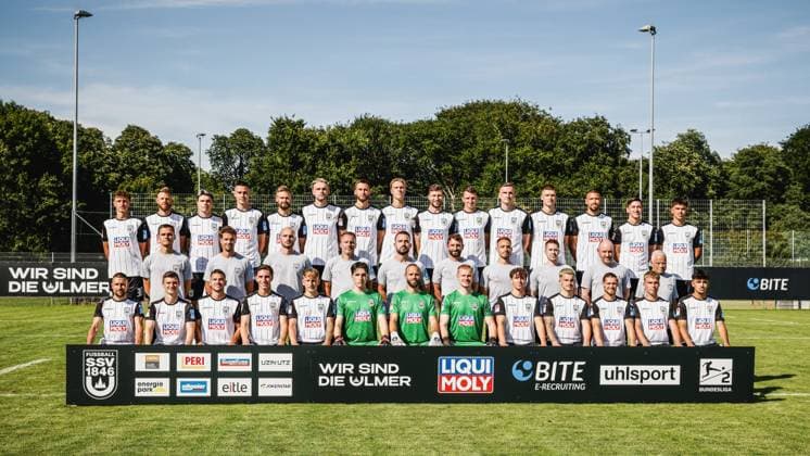 SSV Ulm 1846 Fußball; 2. Bundesliga, Porträttermin 2024 2025, Mannschaftsfoto hi. Reihe v.li.: Maurice Krattenmacher (30), Johannes Reichert (5), Niklas Kölle (17), Basitan Allgeier (7), Lucas Röser (9), Philipp Strompf (32), Felix Higl (33), Luka Hyr SSV Ulm 1846 Fußball; 2. Bundesliga, Porträttermin 2024 2025, Mannschaftsfoto hi. Reihe v.li.: Maurice Krattenmacher (30), Johannes Reichert (5), Niklas Kölle (17), Basitan Allgeier (7), Lucas Röser (9), Philipp Strompf (32), Felix Higl (33), Luka Hyryläinen (38), Philipp Maier (26), Lennart Stoll (18), Niklas Kolbe (27), Tom Gaal (4), Lamar Yarbrough (25), Jonathan Meier (19), Aaron Keller (16) - mi. Reihe v.li.: Thomas Wörle (Cheftrainer), Maximilian Knauer (Co-Trainer), Jonas Imkamp (Co-Trainer), Holger Betz (Torwart-Trainer), Christoph Zellner (Athletik-Trainer), Sebastian Schulz (Athletik-Trainer), Tim Gulde (Physio), Raimund Felber (Physio), Kevin Klein (Zeugwart), Emilio Tancredi (Betreuer) - vo. Reihe v.li.: Andreas Ludwig (10), Thomas Geyer (6), Romario Rösch (43), Max Brandt (23), Sascha Risch (28), Henry Höcker (U19 Torwart), Christian Ortag (39), Marvin Seybold (12), Lukas Ahrend (8), Niklas Castelle (44), Dennis Chessa (11), Julian Kudala (35), Laurin Ulrich (20) Ulm Trainingsplatz hinter dem Donaus Baden-Württemberg Deutschland