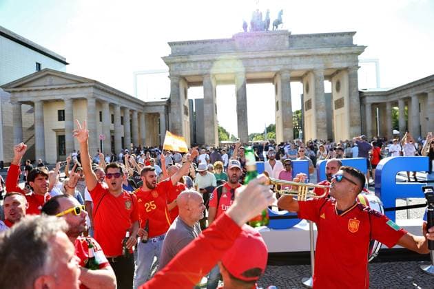 Sport Bilder des Tages Fans of Spain seen having fun at the Brandenburg Gate in Berlin ahead of the final match between Spain and England Euro 2024 Final Previews, Spain v England, UEFA European Championship, EM, Europameisterschaft 2024, Final, Football, Berlin, Germany, 13 Jul 2024 EDITORIAL USE ONLY No use with unauthorised audio, video, data, fixture lists, club league logos or live services. Online in-match use limited to 120 images, no video emulation. No use in betting, games or single club league player publications. Copyright: xMichaelxZemanek Shutterstockx 14584938a