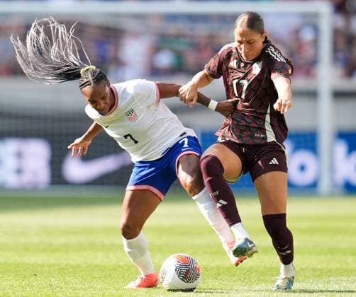 July 13, 2024, Harrison, New Jersey, USA: United States forward CRYSTAL DUNN (7) works against Mexico forward MYRA DELGADILLOÂ (17) during an International Friendly, Länderspiel, Nationalmannschaft soccer match on July 13, 2024, in Harrison, New Jersey. The United States won, 1-0. Harrison USA - ZUMAc201 20240713_zap_c201_045 Copyright: xScottxColemanx