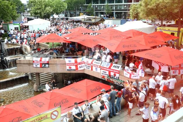 DEU, FIFA, EM-2024, ENG-Fans, 14.07.2024, Breitscheid Platz, Kaiser-Wilhelm-Gedaechtniskirche, Berlin, DEU, FIFA, EM-2024, ENG-Fans, im Bild Foto: Juergen Engler nordphoto GmbH