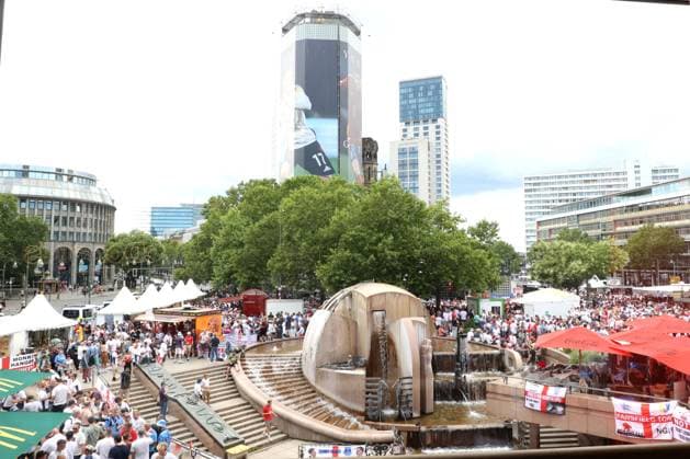 DEU, FIFA, EM-2024, ENG-Fans, 14.07.2024, Breitscheid Platz, Kaiser-Wilhelm-Gedaechtniskirche, Berlin, DEU, FIFA, EM-2024, ENG-Fans, im Bild Foto: Juergen Engler nordphoto GmbH