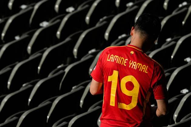 A Spain fan with the replica shirt of Lamine Yamal of Spain Spain v England, UEFA European Championship, EM, Europameisterschaft 2024, Final, Football, Olympiastadion, Berlin, Germany, 14 Jul 2024 EDITORIAL USE ONLY No use with unauthorised audio, video, data, fixture lists, club league logos or live services. Online in-match use limited to 120 images, no video emulation. No use in betting, games or single club league player publications. Copyright: xDavexShopland Shutterstockx 14583342a