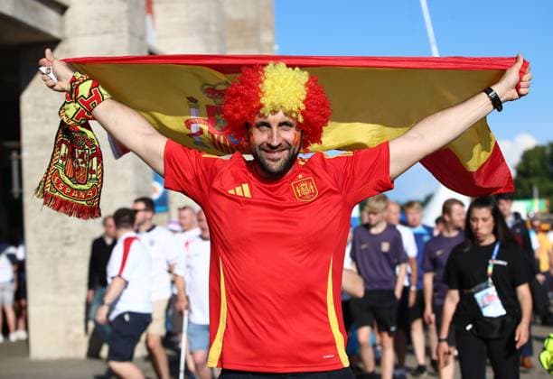 14.07.2024, xtgx, Fussball EM 2024 Finale, Spanien - England emspor, v.l. Emotionen, Fans, Stimmung, Fahnen, Logo, Spanien, Zuschauer, Trikots (UEFA REGULATIONS PROHIBIT ANY USE OF PHOTOGRAPHS as IMAGE SEQUENCES and or QUASI-VIDEO) Berlin