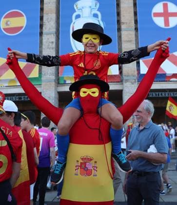 14.07.2024, xtgx, Fussball EM 2024 Finale, Spanien - England emspor, v.l. Emotionen, Fans, Stimmung, Fahnen, Logo, Spanien, Zuschauer, Trikots (UEFA REGULATIONS PROHIBIT ANY USE OF PHOTOGRAPHS as IMAGE SEQUENCES and or QUASI-VIDEO) Berlin