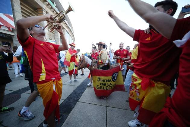 14.07.2024, xtgx, Fussball EM 2024 Finale, Spanien - England emspor, v.l. Emotionen, Fans, Stimmung, Fahnen, Logo, Spanien, Zuschauer, Trikots (UEFA REGULATIONS PROHIBIT ANY USE OF PHOTOGRAPHS as IMAGE SEQUENCES and or QUASI-VIDEO) Berlin