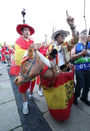 14.07.2024, xtgx, Fussball EM 2024 Finale, Spanien - England emspor, v.l. Emotionen, Fans, Stimmung, Fahnen, Logo, Spanien, Zuschauer, Trikots (UEFA REGULATIONS PROHIBIT ANY USE OF PHOTOGRAPHS as IMAGE SEQUENCES and or QUASI-VIDEO) Berlin