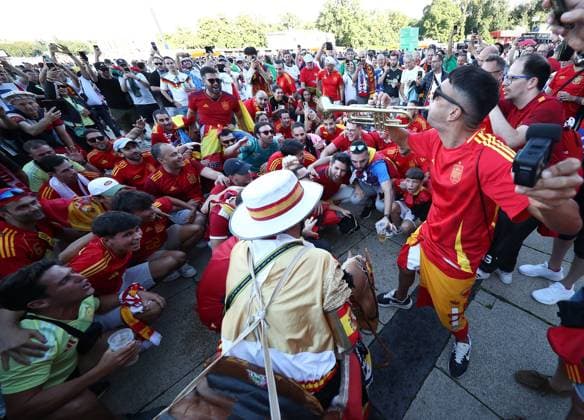 14.07.2024, xtgx, Fussball EM 2024 Finale, Spanien - England emspor, v.l. Emotionen, Fans, Stimmung, Fahnen, Logo, Spanien, Zuschauer, Trikots (UEFA REGULATIONS PROHIBIT ANY USE OF PHOTOGRAPHS as IMAGE SEQUENCES and or QUASI-VIDEO) Berlin