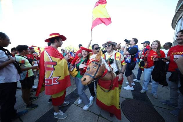 14.07.2024, xtgx, Fussball EM 2024 Finale, Spanien - England emspor, v.l. Emotionen, Fans, Stimmung, Fahnen, Logo, Spanien, Zuschauer, Trikots (UEFA REGULATIONS PROHIBIT ANY USE OF PHOTOGRAPHS as IMAGE SEQUENCES and or QUASI-VIDEO) Berlin