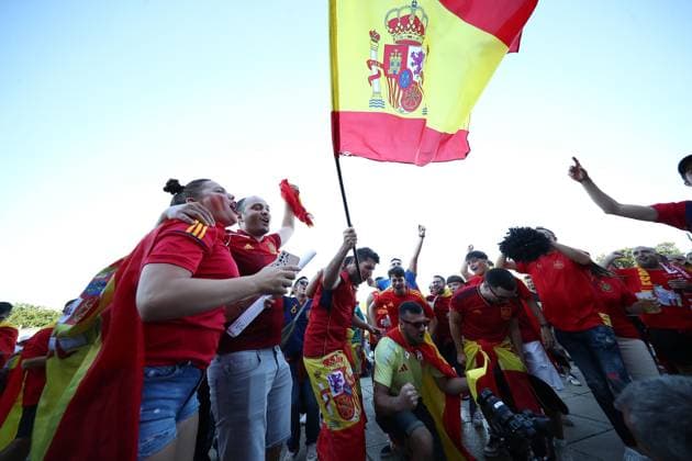 14.07.2024, xtgx, Fussball EM 2024 Finale, Spanien - England emspor, v.l. Emotionen, Fans, Stimmung, Fahnen, Logo, Spanien, Zuschauer, Trikots (UEFA REGULATIONS PROHIBIT ANY USE OF PHOTOGRAPHS as IMAGE SEQUENCES and or QUASI-VIDEO) Berlin