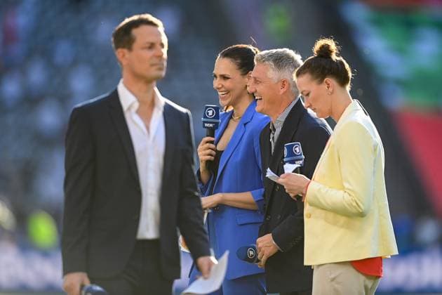 Fussball, Herren, Saison 2023 24, UEFA EURO, EM, Europameisterschaft,Fussball EM 2024, Finale in Berlin, Spanien - England, v.l. Sportschau Moderator Alexander Bommes, Sportschau Moderatorin Esther Sedlaczek, Sportschau Experte Bastian Schweinsteiger und Sportschau Expertin Almuth Schult , 14.07. 2024, Copyright: xSebastianxRäppold MatthiasxKochx