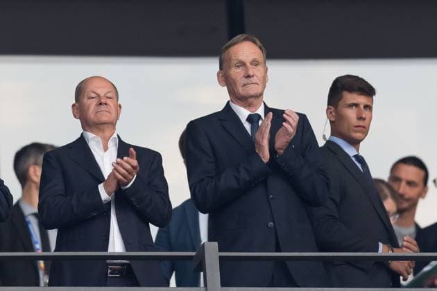 Fussball, Herren, Saison 2023 24, UEFA EURO, EM, Europameisterschaft,Fussball EM 2024, Finale in Berlin, Spanien - England, v.l. Bundeskanzler Olaf Scholz und 1. Vizepräsident Hans-Joachim Watzke (Deutscher Fußball-Bund, DFB) , 14.07. 2024, Copyright: xSebastianxRäppold MatthiasxKochx