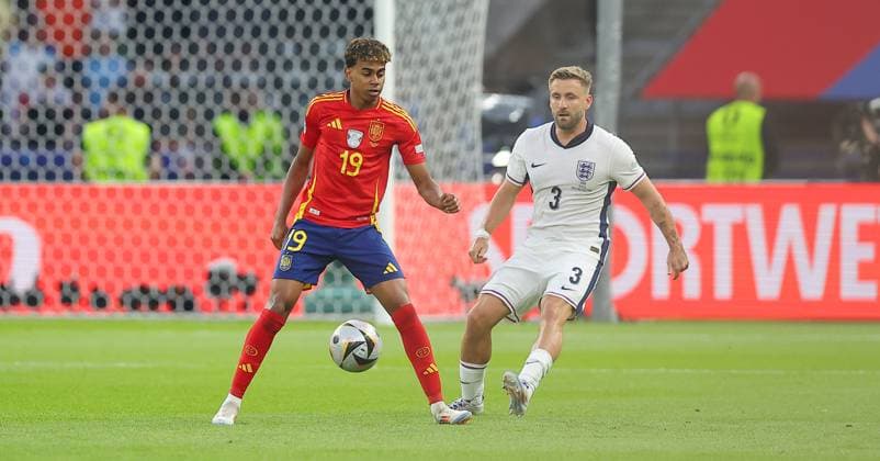 Spanien - England UEFA EURO, EM, Europameisterschaft,Fussball 2024 Finale Berlin, 14.07.2024, Olympiastadion, UEFA EURO 2024 Germany, Finale, Spanien ESP - England ENG , Im Bild v.l.: Lamine Yamal (19, ESP), Luke Shaw (3, ENG). ,