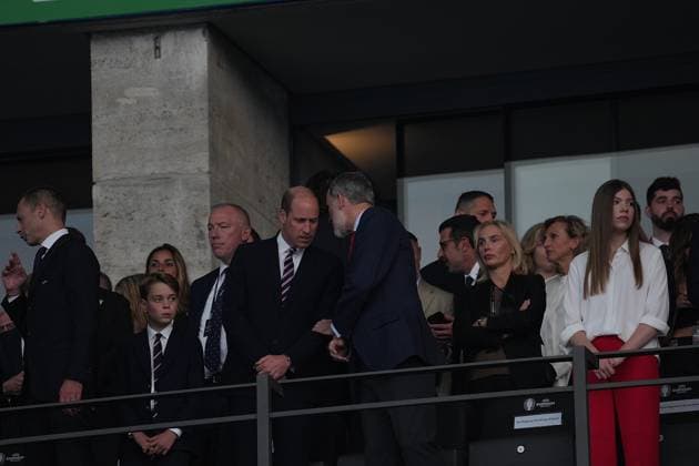 14.07.2024, Olympiastadion, Berlin, GER, EM UEFA 2024, Final, Spain vs England, im Bild HRH Prince William Arthur Philip Louis, Prince of Wales im Gespräch mit, Felipe VI., König von Spanien, Sohn George (l), Tochter Sofia. Defodi-506_20240714_hbr_3084