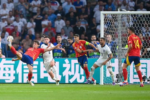 Fussball, Herren, Saison 2023 24, UEFA EURO, EM, Europameisterschaft,Fussball EM 2024, Finale in Berlin, Spanien - England, v.l. Robin Le Normand (Spanien), Declan Rice (England), Alvaro Morata (Spanien) und Kyle Walker (England) , 14.07. 2024, Copyright: xSebastianxRäppold MatthiasxKochx