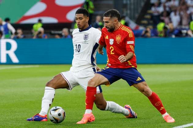 GER, Berlin, Fussball, Spanien vs England, Finale, Olympiastadion Berlin, UEFA EURO, EM, Europameisterschaft,Fussball 2024, v.l. Jude Bellingham (England), Dani Carvajal (Spanien), Zweikampf, Action, Kampf, kaempft um den Ball, Ballgewinn, 14.07.2024, Copyright: HMBxMedia HeikoxBecker