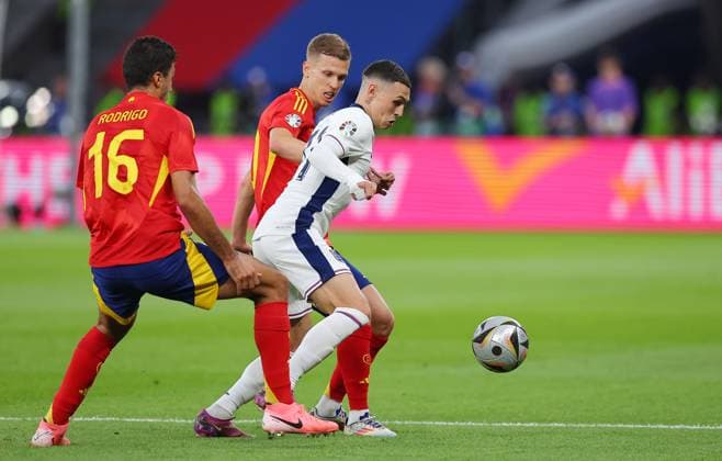 Spanien - England UEFA EURO, EM, Europameisterschaft,Fussball 2024 Finale Berlin, 14.07.2024, Olympiastadion, UEFA EURO 2024 Germany, Finale, Spanien ESP - England ENG , Im Bild v.l.: Rodri (16, ESP), Dani Olmo (10, ESP), Phil Foden (11, ENG) ,