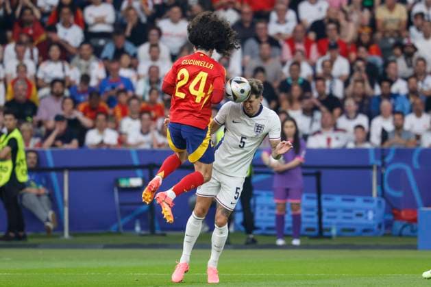 GER, Berlin, Fussball, Spanien vs England, Finale, Olympiastadion Berlin, UEFA EURO, EM, Europameisterschaft,Fussball 2024, v.l. Marc Cucurella (Spanien), John Stones (England), Zweikampf, Action, Kampf, kaempft um den Ball, Kopfball, Szene, Arme, Hand, angelegt, 14.07.2024, Copyright: HMBxMedia HeikoxBecker