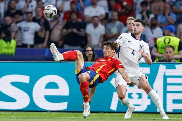 GER, Berlin, Fussball, Spanien vs England, Finale, Olympiastadion Berlin, UEFA EURO, EM, Europameisterschaft,Fussball 2024, v.l. Martin Zubimendi (Spanien), Declan Rice (England), Zweikampf, Action, Kampf, kaempft um den Ball, 14.07.2024, Copyright: HMBxMedia HeikoxBecker