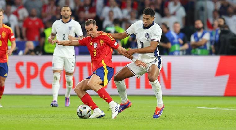 Spanien - England UEFA EURO, EM, Europameisterschaft,Fussball 2024 Finale Berlin, 14.07.2024, Olympiastadion, UEFA EURO 2024 Germany, Finale, Spanien ESP - England ENG , Im Bild v.l.: Fabian Ruiz (8, ESP), Jude Bellingham (10, ENG) ,