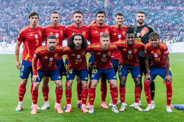 UEFA EURO, EM, Europameisterschaft,Fussball 2024: Finale Spanien - England; 14.07.2024 Mannschaftsfoto Spanien. Hintere Reihe von links: Robin Le Normand (Spanien, 03), Fabian Ruiz (Spanien, 08), Aymeric Laporte (Spanien, 14), Rodri (Spanien, 16), Alvaro Morata (Spanien, 07), Unai Simon (Spanien, 23). Vordere Reihe von links: Daniel Carvajal (Spanien, 02),, Marc Cucurella (Spanien, 24), Dani Olmo (Spanien, 10), Nico Williams (Spanien, 17), Lamine Yamal (Spanien, 19). UEFA EURO 2024: Finale Spanien - England; Olympiastadion, Berlin am 14.07.2024 Copyright: xBEAUTIFULxSPORTS Wunderlx