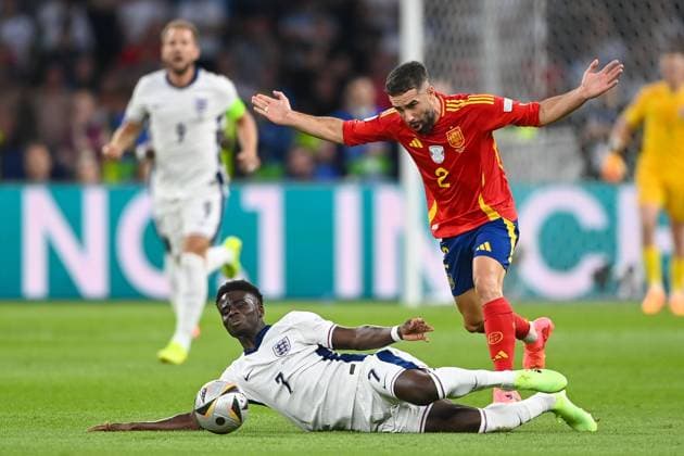 Fussball, Herren, Saison 2023 24, UEFA EURO, EM, Europameisterschaft,Fussball EM 2024, Finale in Berlin, Spanien - England, Bukayo Saka (England) und Dani Carvajal (Spanien) im Zweikampf , 14.07. 2024, Copyright: xSebastianxRäppold MatthiasxKochx