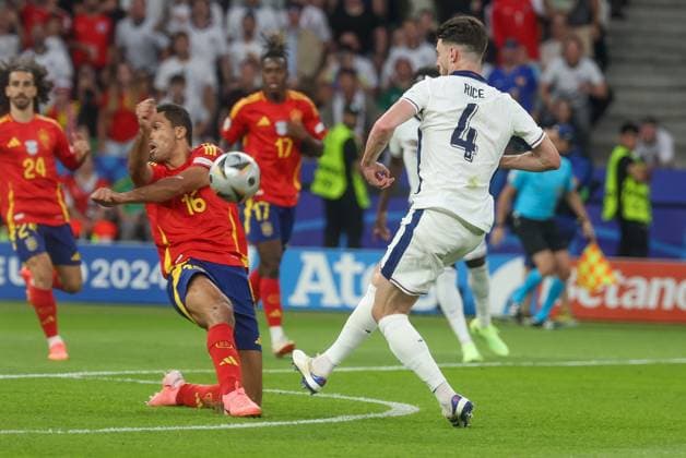 im Zweikampf, Aktion, mit Rodri 16 (Spanien), Declan Rice 4 (England), Spanien vs. England, Fussball, UEFA EURO, EM, Europameisterschaft,Fussball 2024, Finale, 14.07.2024 Berlin Berlin Deutschland