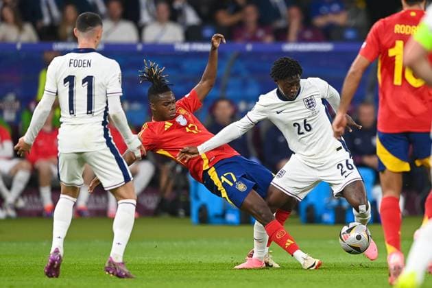 Fussball, Herren, Saison 2023 24, UEFA EURO, EM, Europameisterschaft,Fussball EM 2024, Finale in Berlin, Spanien - England, v.l. Phil Foden (England), Nico Williams (Spanien) und Kobbie Mainoo (England) im Zweikampf , 14.07. 2024, Copyright: xSebastianxRäppold MatthiasxKochx