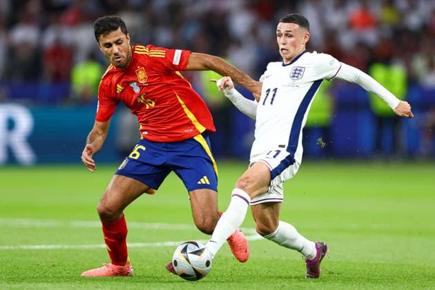 Phil Foden of England (R) battles with Rodri of Spain Spain v England, UEFA European Championship, EM, Europameisterschaft 2024, Final, Football, Olympiastadion, Berlin, Germany, 14 Jul 2024 EDITORIAL USE ONLY No use with unauthorised audio, video, data, fixture lists, club league logos or live services. Online in-match use limited to 120 images, no video emulation. No use in betting, games or single club league player publications. Copyright: xKieranxMcManus Shutterstockx 14583341bx