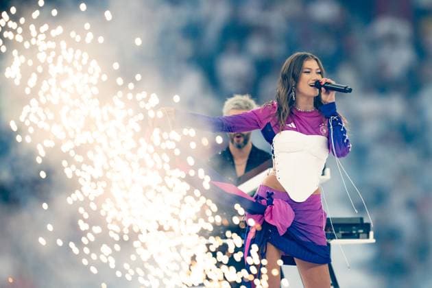 Sport Bilder des Tages Leony (Saengerin Leonie Burger) im Adidas DFB Auswaertstrikot von Deutschland, GER, Spain (ESP) vs England (ENG), Fussball Europameisterschaft, UEFA EURO, EM, Europameisterschaft,Fussball 2024, Final, 14.07.2024 GER, Spain (ESP) vs England (ENG), Fussball Europameisterschaft, UEFA EURO 2024, Final, 14.07.2024 Berlin Copyright: xEibner-Pressefoto Memmlerx EP_MMR