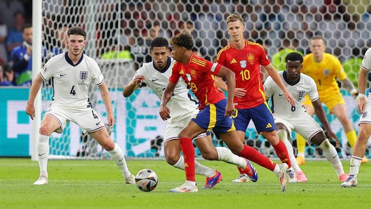Spanien - England UEFA EURO, EM, Europameisterschaft,Fussball 2024 Finale Berlin, 14.07.2024, Olympiastadion, UEFA EURO 2024 Germany, Finale, Spanien ESP - England ENG , Im Bild v.l.: Declan Rice (4, ENG), Jude Bellingham (10, ENG), Lamine Yamal (19, ESP), Dani Olmo (10, ESP), Marc Guehi (6, ENG) ,