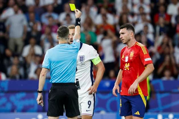 GER, Berlin, Fussball, Spanien vs England, Finale, Olympiastadion Berlin, UEFA EURO, EM, Europameisterschaft,Fussball 2024, v.l. Schiedsrichter Francois Letexier gibt Gelb, Gelbe Karte, Harry Kane (England), Aymeric Laporte (Spanien), 14.07.2024, Copyright: HMBxMedia HeikoxBecker