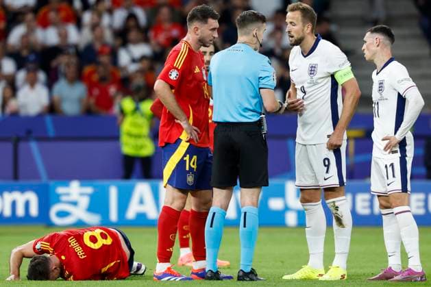 GER, Berlin, Fussball, Spanien vs England, Finale, Olympiastadion Berlin, UEFA EURO, EM, Europameisterschaft,Fussball 2024, v.l. Schiedsrichter Francois Letexier gibt Gelb, Gelbe Karte, Harry Kane (England), diskutiert , Diskusion, 14.07.2024, Copyright: HMBxMedia HeikoxBecker