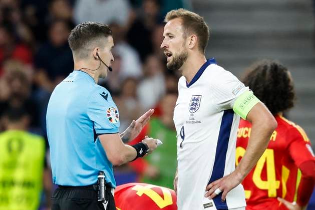 GER, Berlin, Fussball, Spanien vs England, Finale, Olympiastadion Berlin, UEFA EURO, EM, Europameisterschaft,Fussball 2024, v.l. Schiedsrichter Francois Letexier gibt Gelb, Gelbe Karte, Harry Kane (England), 14.07.2024, Copyright: HMBxMedia HeikoxBecker