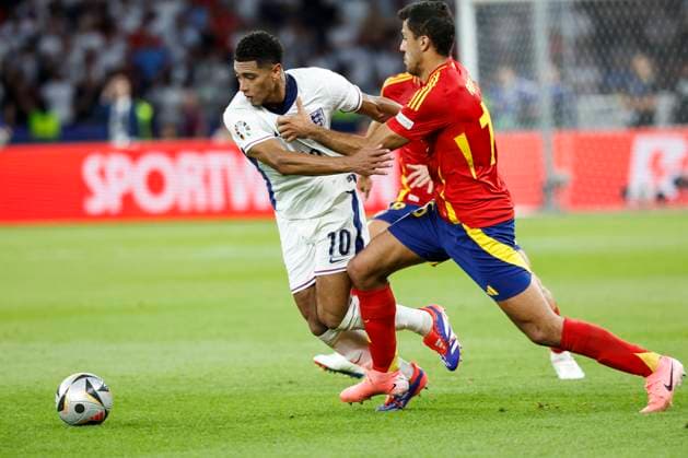 GER, Berlin, Fussball, Spanien vs England, Finale, Olympiastadion Berlin, UEFA EURO, EM, Europameisterschaft,Fussball 2024, v.l. Jude Bellingham (England), Rodri (Spanien), Zweikampf, Action, Kampf, kaempft um den Ball, 14.07.2024, Copyright: HMBxMedia HeikoxBecker