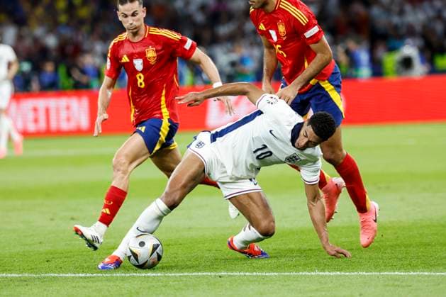 GER, Berlin, Fussball, Spanien vs England, Finale, Olympiastadion Berlin, UEFA EURO, EM, Europameisterschaft,Fussball 2024, v.l. Jude Bellingham (England), Fabian Ruiz (Spanien), Rodri (Spanien), Zweikampf, Action, Kampf, kaempft um den Ball, 14.07.2024, Copyright: HMBxMedia HeikoxBecker