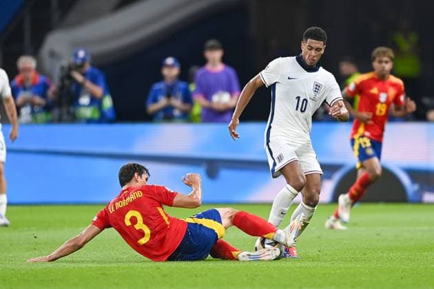 Fussball, Herren, Saison 2023 24, UEFA EURO, EM, Europameisterschaft,Fussball EM 2024, Finale in Berlin, Spanien - England, Robin Le Normand (Spanien) und Jude Bellingham (England) im Zweikampf , 14.07. 2024, Copyright: xSebastianxRäppold MatthiasxKochx