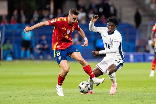 GER, Euro 2024, Finale, Spanien (ESP) vs England (GBR) 14.07.2024, Olympiastadion Berlin, Berlin, GER, Euro 2024, Finale, Spanien (ESP) vs England (GBR) Im Bild: Zweikampf zwischen Fabian (Spanien Spain ESP, 8) und Marc Guehi (England GBR, 6)