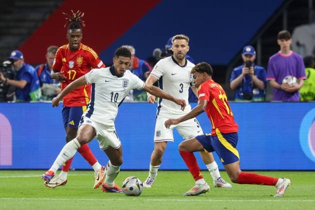 im Zweikampf, Aktion, mit Jude Bellingham 10 (England), Lamine Yamal 19 (Spanien), Spanien vs. England, Fussball, UEFA EURO, EM, Europameisterschaft,Fussball 2024, Finale, 14.07.2024 Berlin Berlin Deutschland