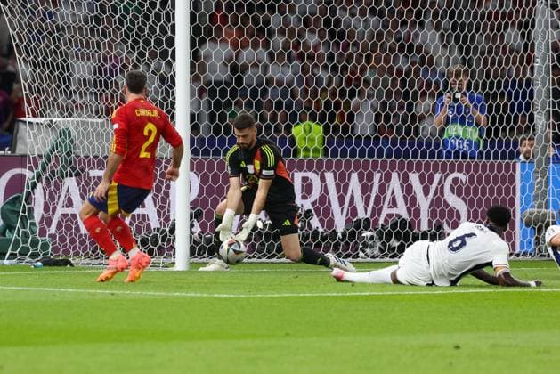 im Zweikampf, Aktion, mit Daniel Carvajal 2 (Spanien), Unai Simon 23 (Spanien), Marc Guehi 6 (England), Spanien vs. England, Fussball, UEFA EURO, EM, Europameisterschaft,Fussball 2024, Finale, 14.07.2024 Berlin Berlin Deutschland