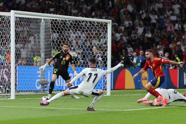 Grosschance vor der Halbzeitpause durch Phil Foden (England, Nr. 11) , Finale EM 2024, M51, ESP - ENG, Fussball Europameisterschaft, Endspiel Spanien gegen England, Final European Football Championship, Spain vs. England, Berlin, 14.07.2024, -