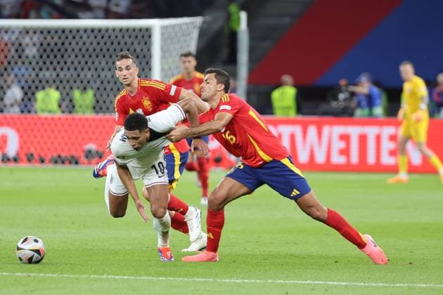 Rodri (Spanien, Nr. 16) im Zweikampf mit Jude Bellingham (England, Nr. 10) , Finale EM 2024, M51, ESP - ENG, Fussball Europameisterschaft, Endspiel Spanien gegen England, Final European Football Championship, Spain vs. England, Berlin, 14.07.2024, -