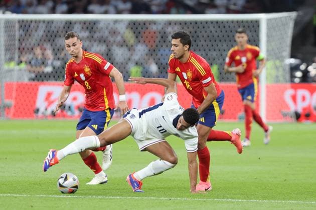 Rodri (Spanien, Nr. 16) im Zweikampf mit Jude Bellingham (England, Nr. 10) , Finale EM 2024, M51, ESP - ENG, Fussball Europameisterschaft, Endspiel Spanien gegen England, Final European Football Championship, Spain vs. England, Berlin, 14.07.2024, -