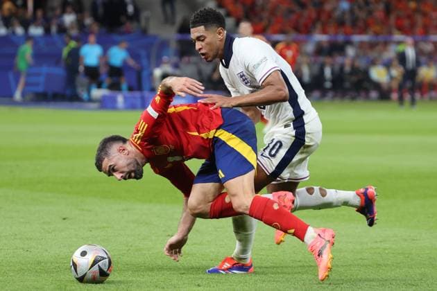 Daniel Caravajal (Spanien, Nr. 2) im Zweikampf mit Jude Bellingham (England, Nr. 10) , Finale EM 2024, M51, ESP - ENG, Fussball Europameisterschaft, Endspiel Spanien gegen England, Final European Football Championship, Spain vs. England, Berlin, 14.07.2024, -