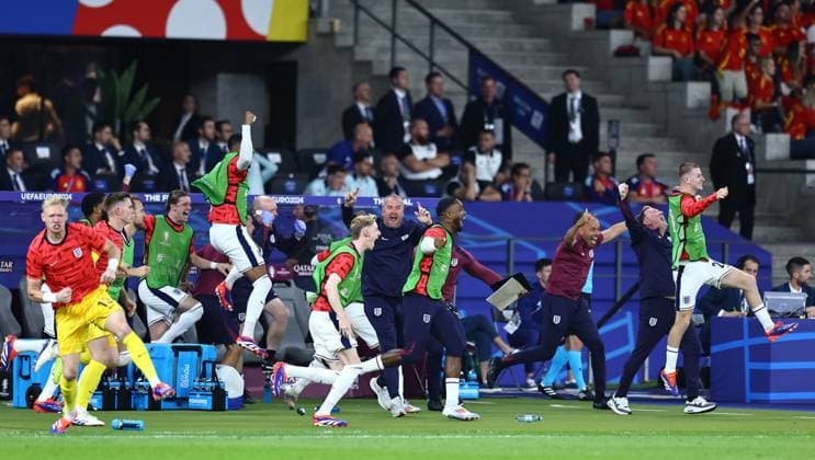 The England bench celebrates Cole Palmer s goal 1-1 Spain v England, UEFA European Championship, EM, Europameisterschaft 2024, Final, Football, Olympiastadion, Berlin, Germany, 14 Jul 2024 EDITORIAL USE ONLY No use with unauthorised audio, video, data, fixture lists, club league logos or live services. Online in-match use limited to 120 images, no video emulation. No use in betting, games or single club league player publications. Copyright: xMichaelxZemanek Shutterstockx 14583343dy