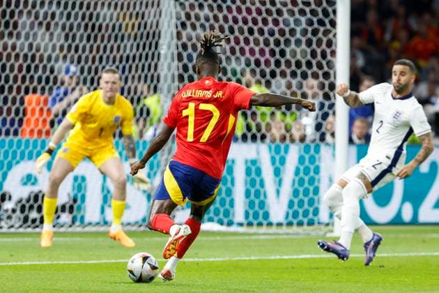 GER, Berlin, Fussball, Spanien vs England, Finale, Olympiastadion Berlin, UEFA EURO, EM, Europameisterschaft,Fussball 2024, v.l. Jordan Pickford (England), Nico Williams (Spanien), Kyle Walker (England), Nico Williams (Spanien), geht aus Tor und trifft zum 1:0, 14.07.2024, Copyright: HMBxMedia HeikoxBecker