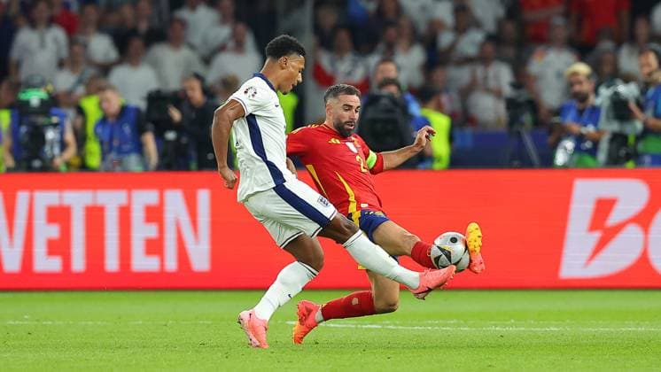 Spanien - England UEFA EURO, EM, Europameisterschaft,Fussball 2024 Finale Berlin, 14.07.2024, Olympiastadion, UEFA EURO 2024 Germany, Finale, Spanien ESP - England ENG , Im Bild v.l.: Bukayo Saka (7, ENG), Dani Carvajal (2, ESP) ,
