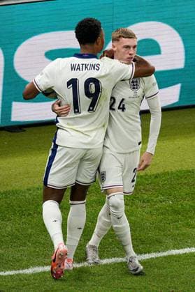 Cole Palmer of England celebrates scoring the goal for their side with their teammates to make it 1-1 Spain v England, UEFA European Championship, EM, Europameisterschaft 2024, Final, Football, Olympiastadion, Berlin, Germany, 14 Jul 2024 EDITORIAL USE ONLY No use with unauthorised audio, video, data, fixture lists, club league logos or live services. Online in-match use limited to 120 images, no video emulation. No use in betting, games or single club league player publications. Copyright: xDavexShopland Shutterstockx 14583342dn