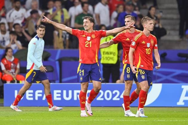 Fussball, Herren, Saison 2023 24, UEFA EURO, EM, Europameisterschaft,Fussball EM 2024, Finale in Berlin, Spanien - England, Mikel Oyarzabal (Spanien) Torjubel, jubelt nach dem Tor zum 2:1 , 14.07. 2024, Copyright: xSebastianxRäppold MatthiasxKochx
