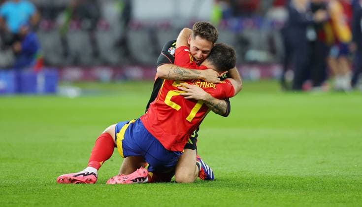 Spanien - England UEFA EURO, EM, Europameisterschaft,Fussball 2024 Finale Berlin, 14.07.2024, Olympiastadion, UEFA EURO 2024 Germany, Finale, Spanien ESP - England ENG 2:1 (1:0) , Im Bild: Spanien ist Europameister der UEFA Euro 2024. Jubel Spanien. Mikel Oyarzabal (21, ESP), Torwart Alex Remiro (13, ESP). ,